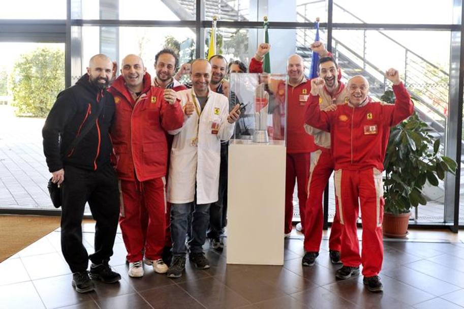 Maurizio Arrivabene ha esibito il trofeo dei Costruttori vinto a Sepang all&#39;ingresso del ristorante Ferrari a Maranello e ha detto ai dipendenti: 
